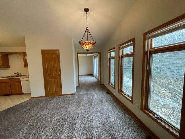 Building Photo - Spacious Duplex near Manhattan Country Club!