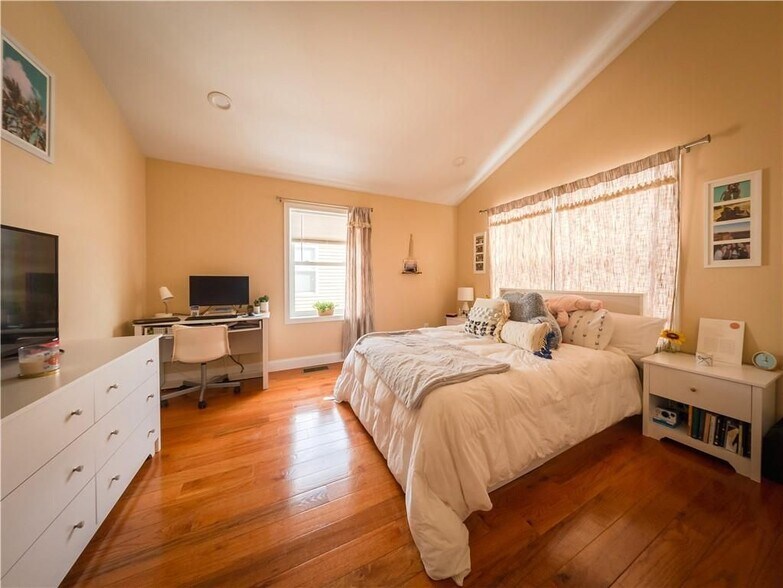 Building Photo - 74 Pitman St