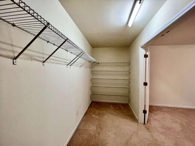 Building Photo - EXCELLENT LOCATION!