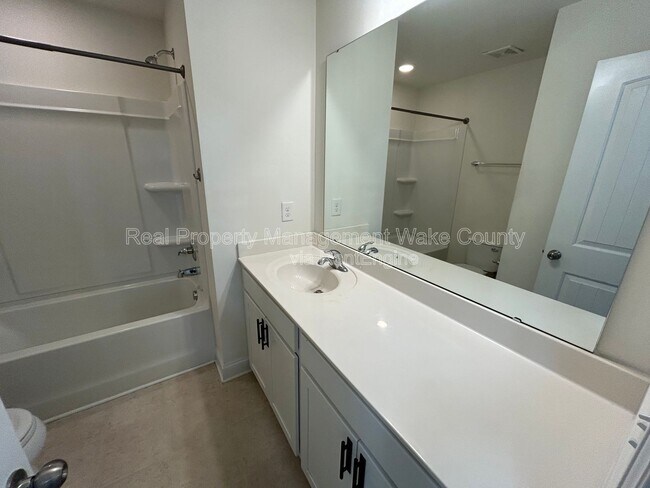 Building Photo - 156 Polaris Ave