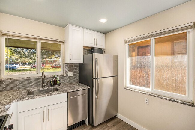 Building Photo - Updated 2 Bed 1 Bath Townhome in Clayton Neighborhood