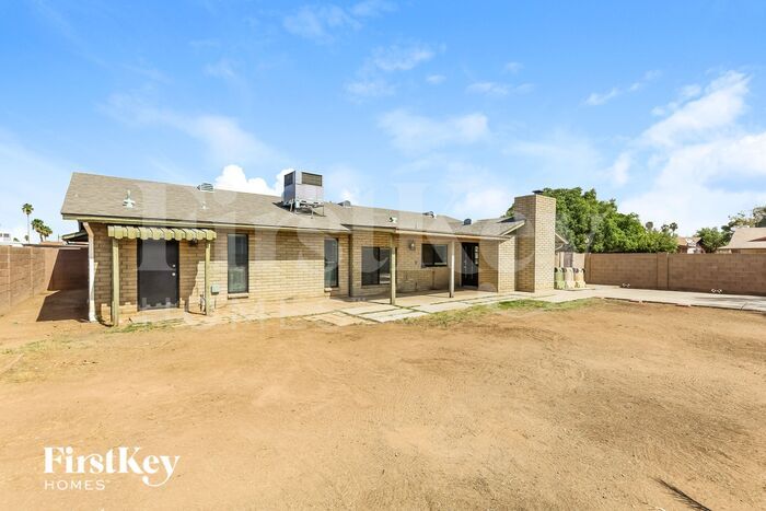 Building Photo - 5001 W Shangri-la Rd