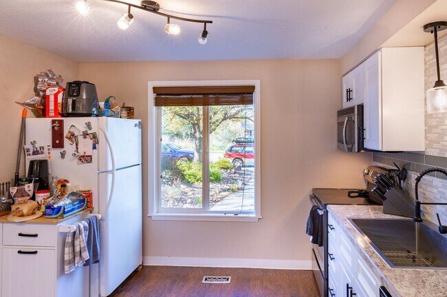 Building Photo - Updated Boise Ave. Townhome in great location!