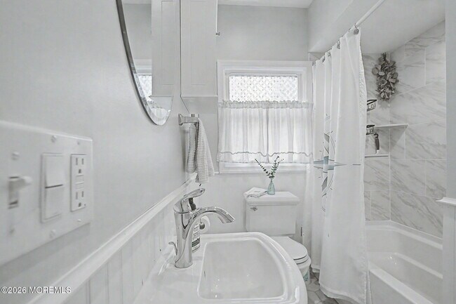 Building Photo - 10 Center St