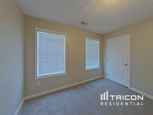 Building Photo - 350 Valley View Dr