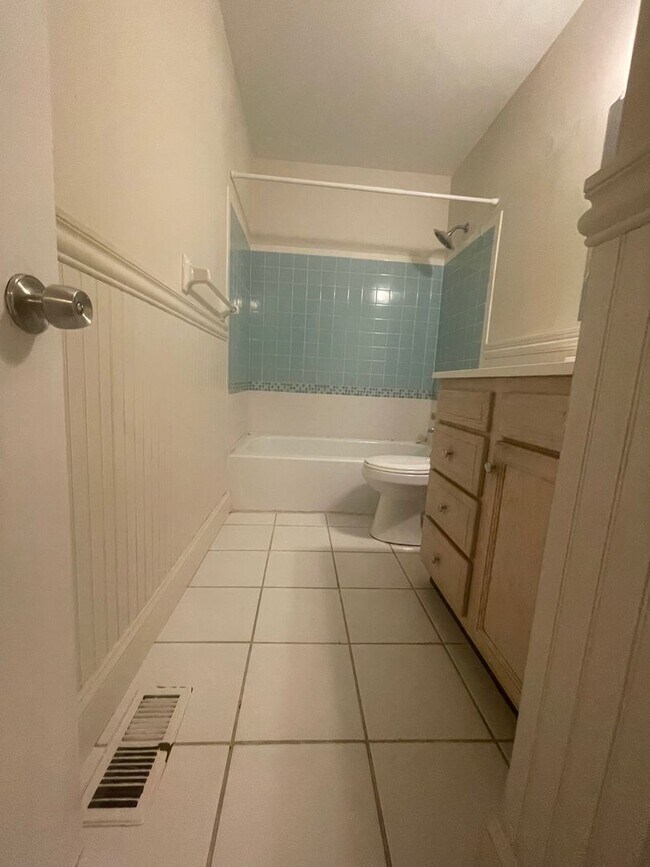 Building Photo - NICE 2 BEDROOM TOWNHOUSE IN LAKE EDWARDS