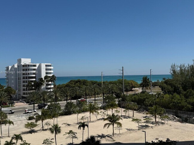 Building Photo - 100 Bayview Dr