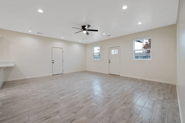 Building Photo - 601 E 10th St