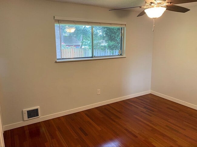 Building Photo - 4902 NE 123rd Ave