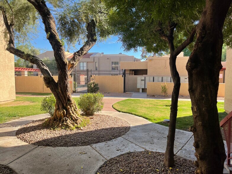 Building Photo - 3131 W Cochise Dr