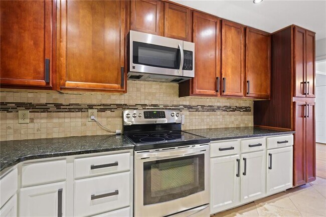 Building Photo - 2311 Robin Ln SE