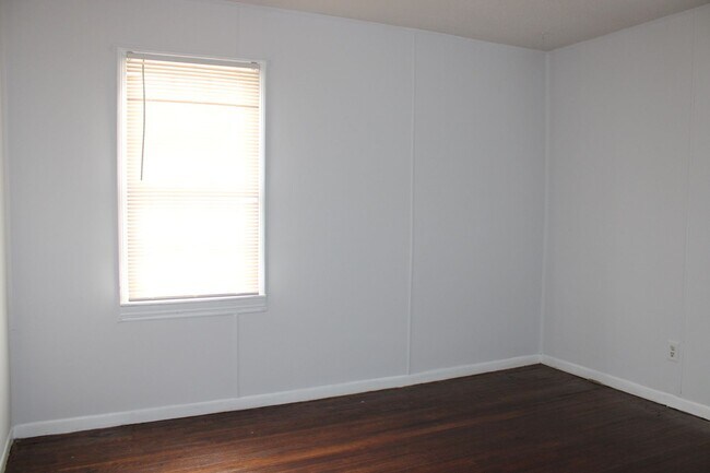 Building Photo - Oliver -Eakle Dollhouse 2/1/1 Located by t...