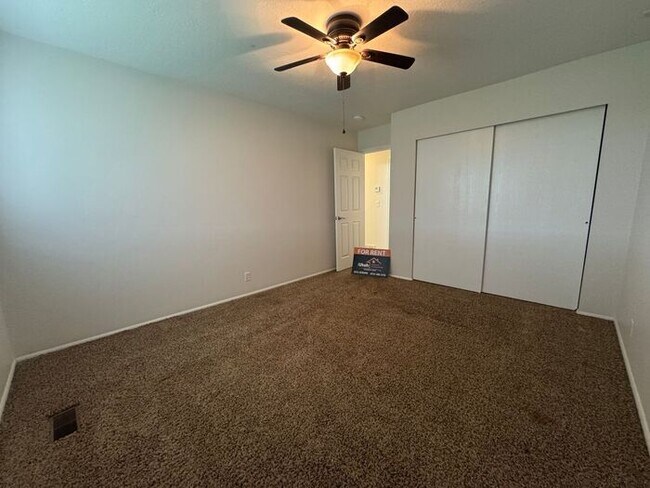 Building Photo - 3 bdrm 1 bath Home. Move in Ready!