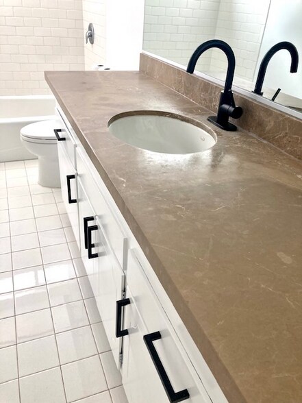 Building Photo - 827 7th St