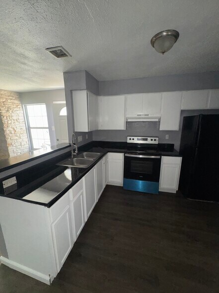 Building Photo - 10100 Brownie Dr