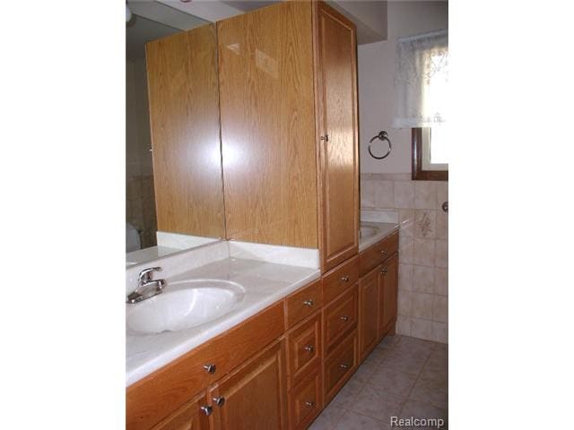 Building Photo - 2952 Sylvan Dr