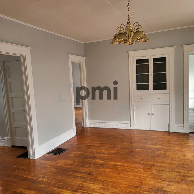 Building Photo - 852 W Waggoner St
