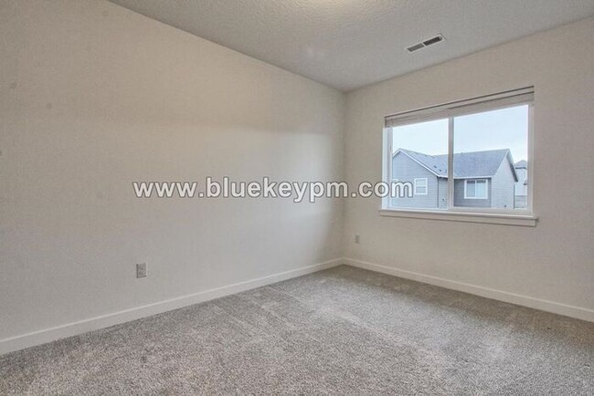 Building Photo - 3 Bed, 2.5 Bath Townhome in Near WSU and L...