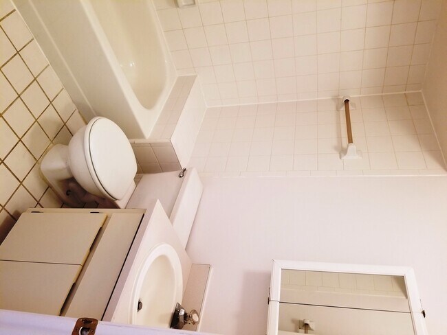 Building Photo - 2 bedroom 2 bath