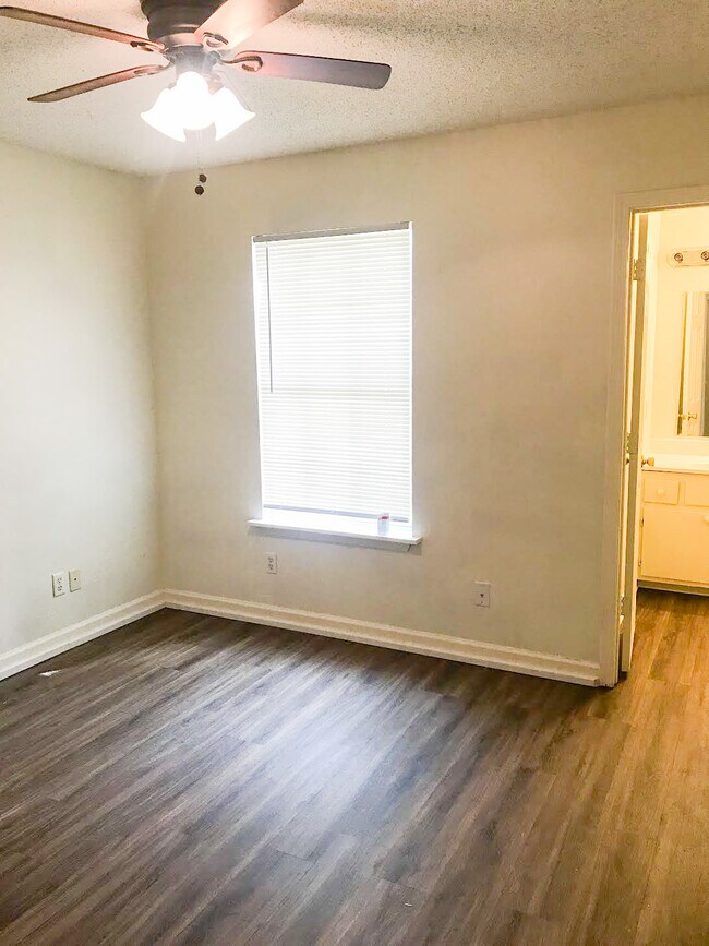 Building Photo - 1000 N Red St