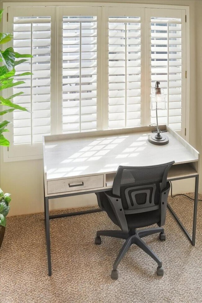 Building Photo - 1909 E Coral Tree Dr