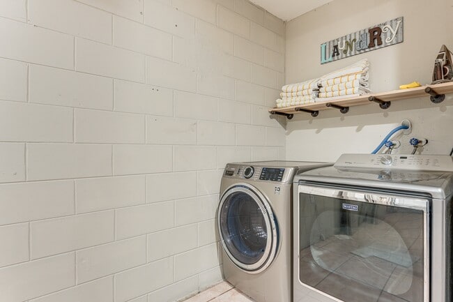 Building Photo - 128 Loredo Ln