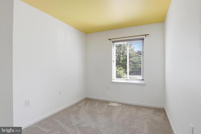 Building Photo - 264 N Stevenson Sq