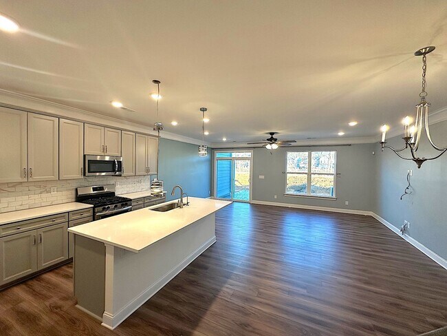 Building Photo - HARRISBURG TOWNHOME