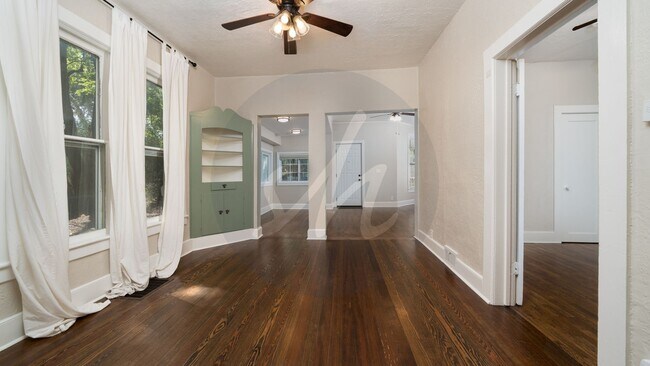 Building Photo - 520 W Pikes Peak Ave