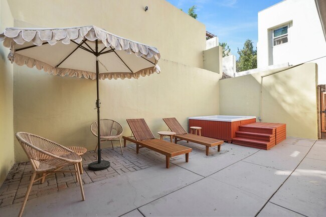 Building Photo - 9842 Portola Dr