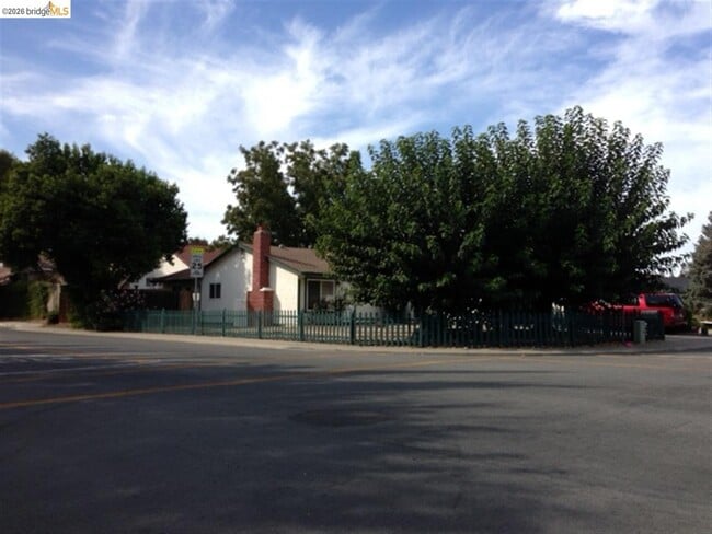Building Photo - 425 N Hickory Ave