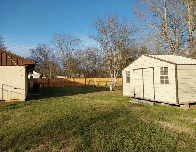 Building Photo - 608 Mayflower Ln