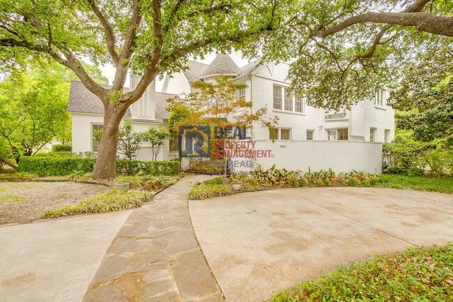 Building Photo - Charming Monticello Townhome – 4 Beds, Updated Kitchen & On-Site Parking