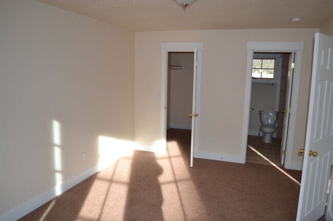 Building Photo - Oak Street Duplex