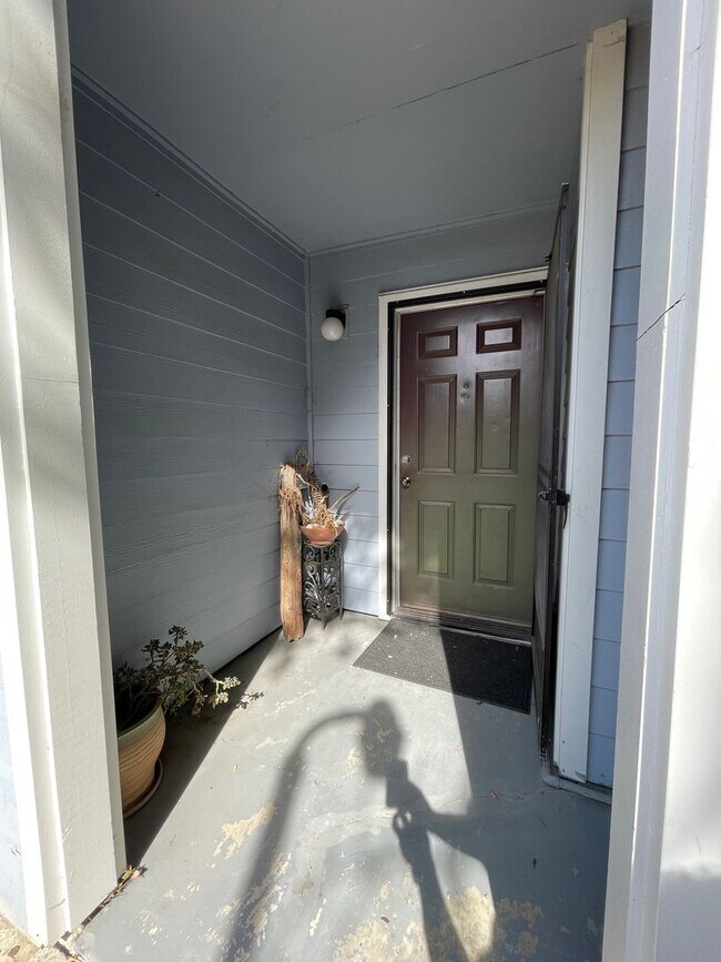 Building Photo - Wonderful 3 Bedroom with 2 Bath Downstairs Unit.