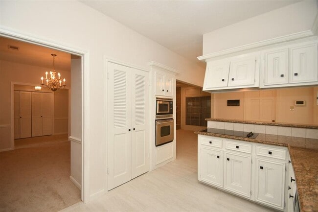 Building Photo - 7614 Club Lake Dr