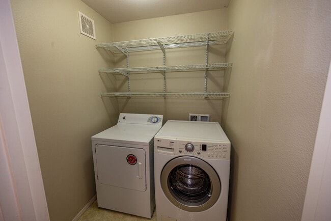 Building Photo - Townhome-Style Condo at Columbia Shores - 3 Bedroom