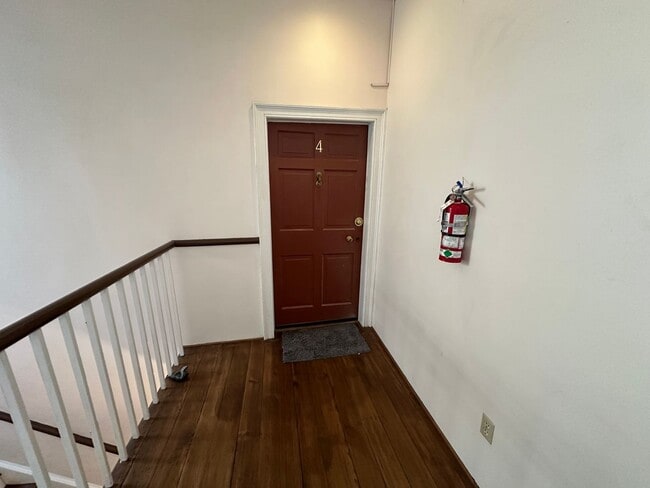 Building Photo - Charming Apartment is Downtown Fredericksburg