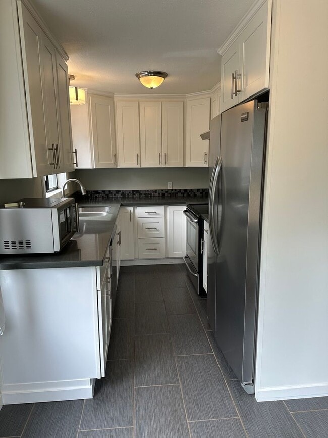 Building Photo - Available Now! 4 bed, 2 bath house in Shoreline!