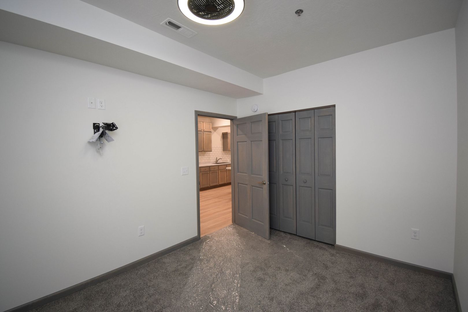 Building Photo - 7446 S Louise Ave