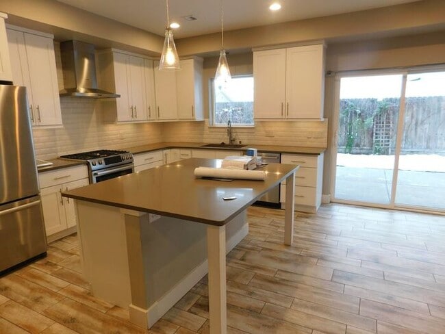 Building Photo - Spacious 5-Bedroom Home with Luxury Features & Prime Location!