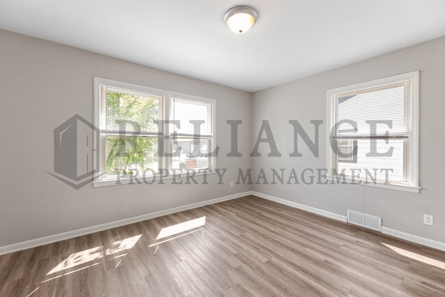 Building Photo - 1231 N Harding Ave