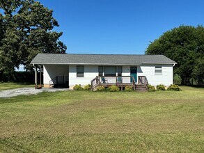 Building Photo - Greenback 37742 - 3 bedroom, 1 bath home - Contact Jeremy Logan (865) 307-2273