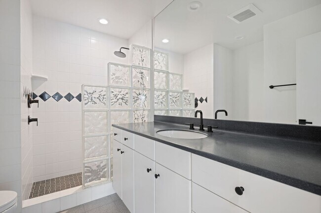 Building Photo - Fully Remodeled 2 Bed, 2 Bath East Beach T...