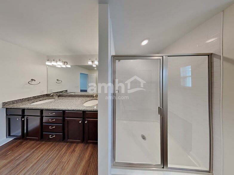 Building Photo - 2000 Bennett Dr