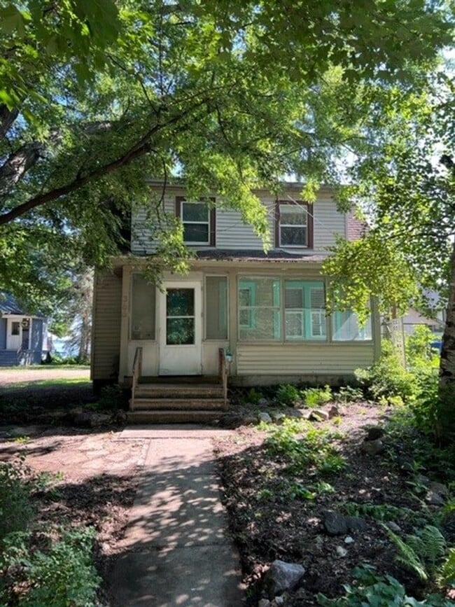 Building Photo - 2 Bedroom , 1.5 Bathroom in Lake Neighborhood! Act Quickly, This One Won't Last Long!