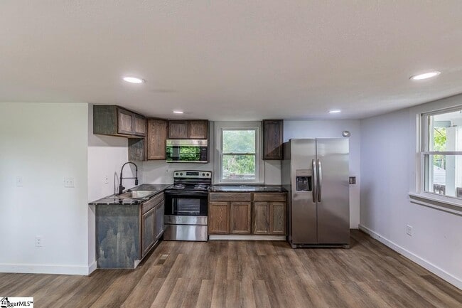 Building Photo - 611 Hunters Ct