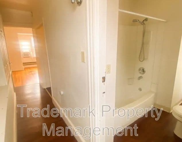 Building Photo - 517 W James St