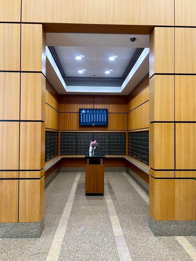 Building Photo - 400 N La Salle Dr