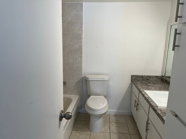 Building Photo - 845 Augusta Dr